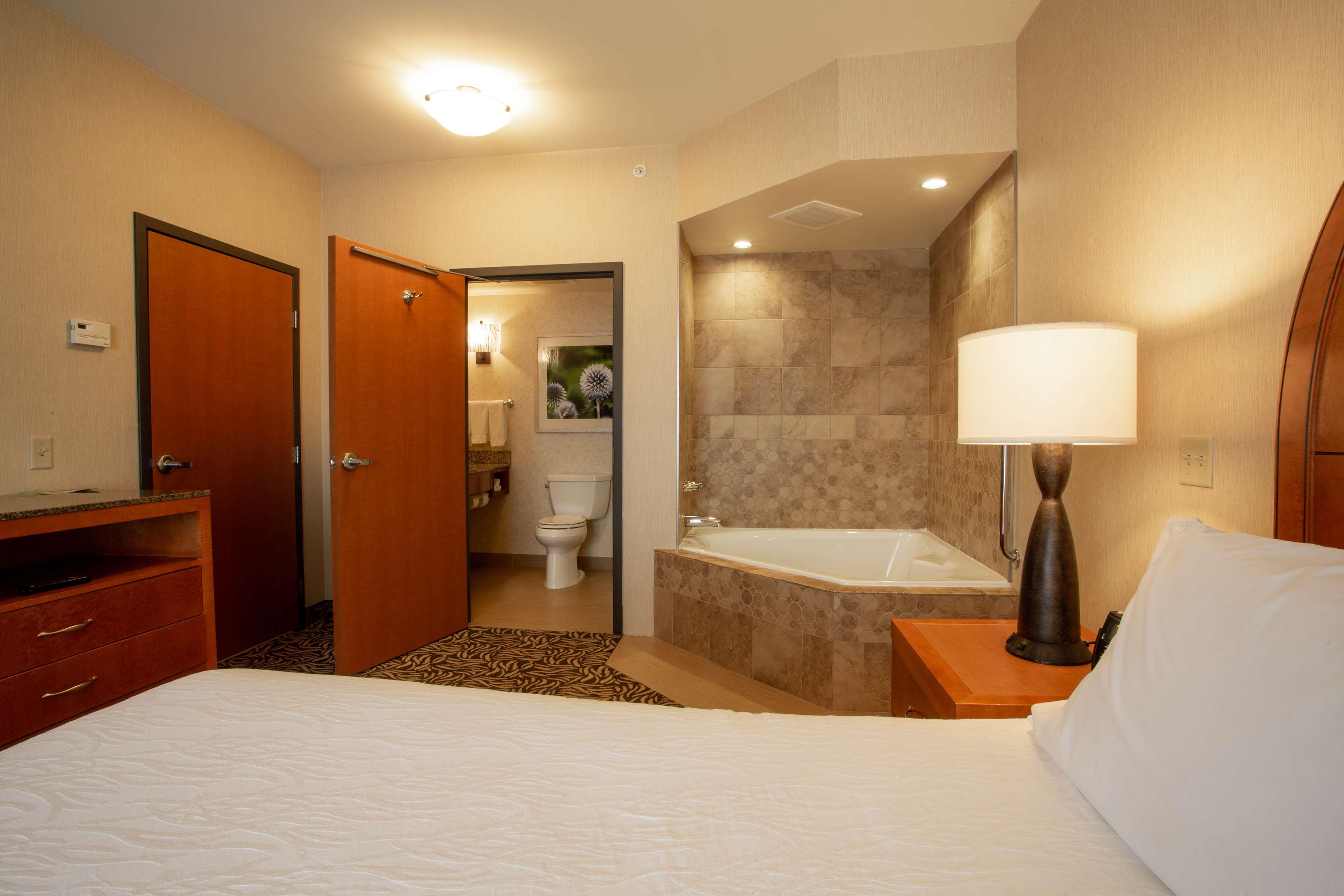 Hilton Garden Inn Cedar Falls Conference Center Екстериор снимка