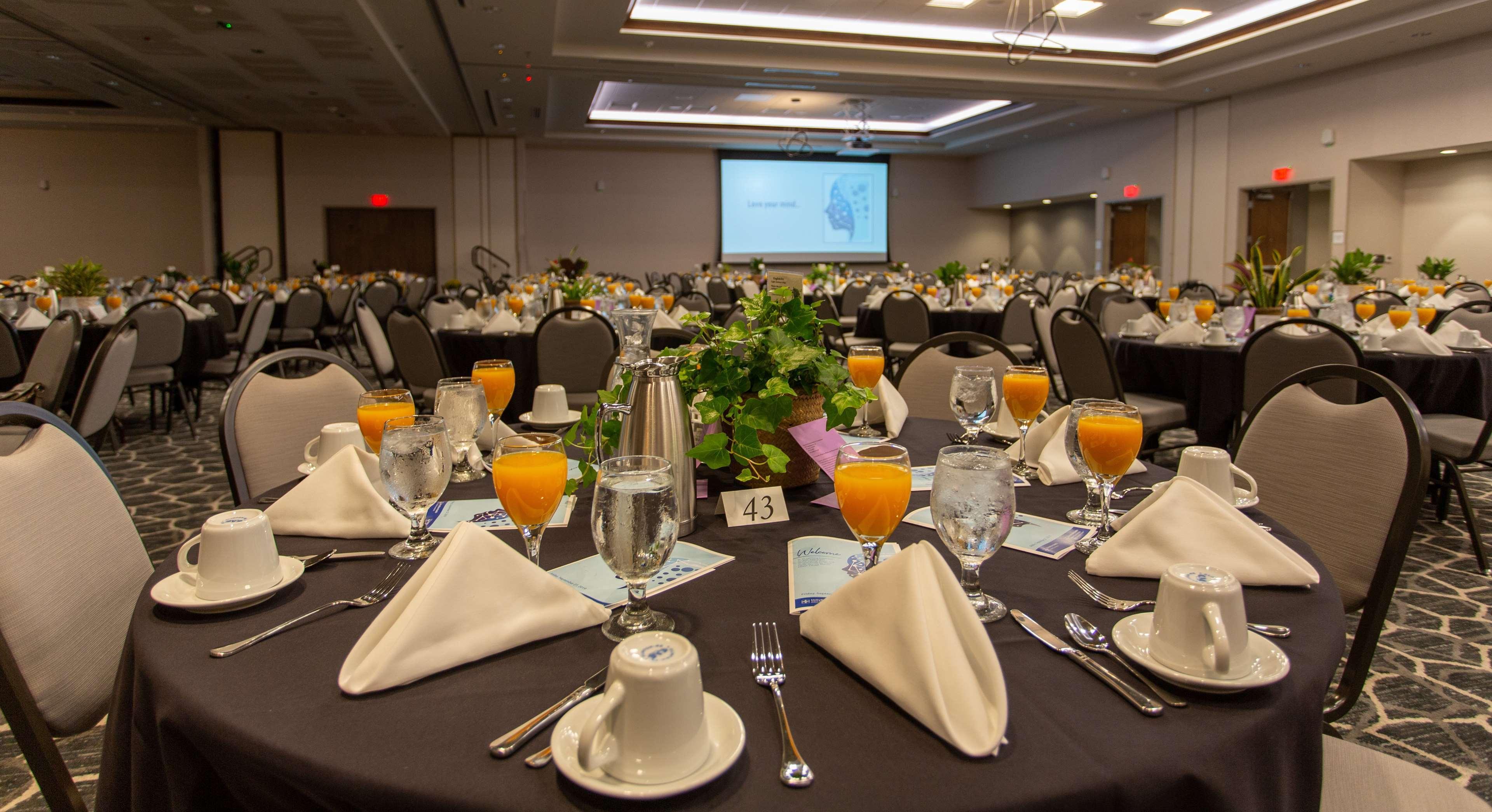 Hilton Garden Inn Cedar Falls Conference Center Екстериор снимка