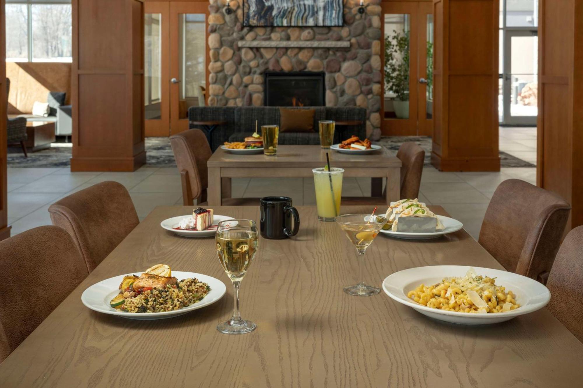 Hilton Garden Inn Cedar Falls Conference Center Екстериор снимка
